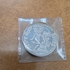 This item is a Betty Boop 1 Troy Ounce .999 Fine Silver Proof Coin.